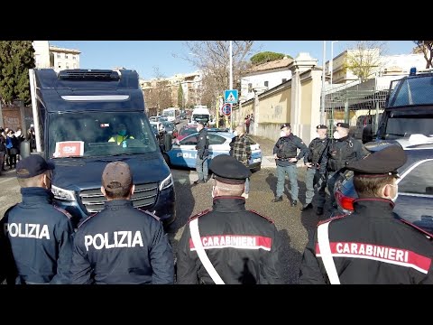 L'arrivo del camion con i vaccini anti Covid allo Spallanzani di Roma