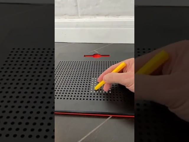 Vídeo relacionado con Mesa de dibujo magnético: soporte plegable de material ABS, construcción no tóxica, bloc de notas magnético, función de juego extendida | Para niños creativo Doodle Arte Aprendizaje edu