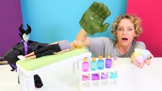 Barbie in Nicoles SPA Salon. Malefiz verzaubert die Cremes. Puppen Video auf Deutsch