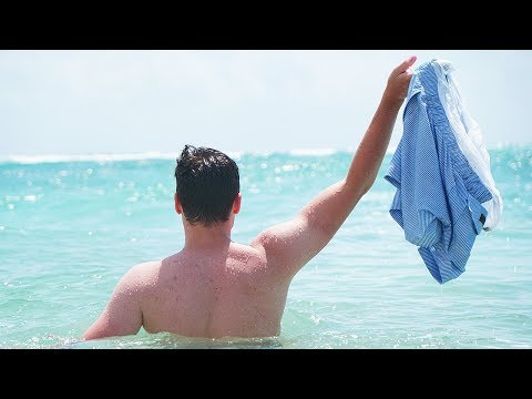 OHNE BADEHOSE IM MEER BADEN 😳😂