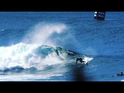 Kelly Slater Buzzer Beater at Pipe Masters 2022