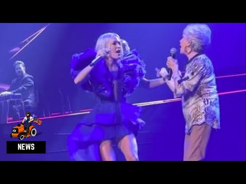 Carrie Underwood Performs With Her Mom