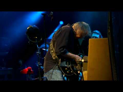 NEIL YOUNG ENDING ACT AT GLANSTBURY 2009