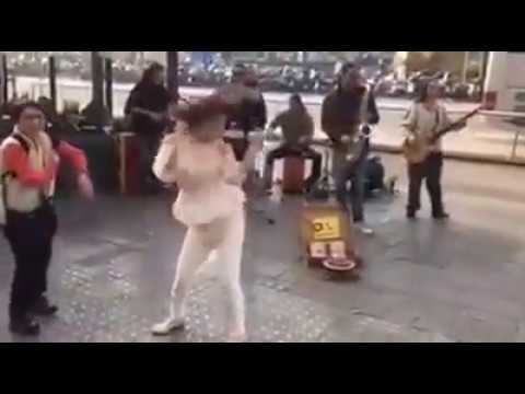 Asiáticas se vuelven locas y gozan con Latin Panas en las calles de Barcelona - Cumbia Canoa ranchá