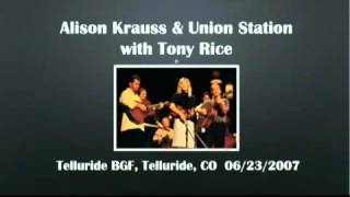Alison Krauss - I Think it&#39;s Going To Rain Today live 2007