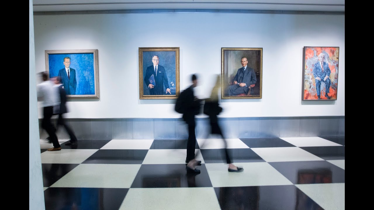 Guided tour by art historian of portraits of former UN Secretaries-General