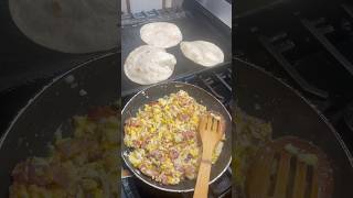 Huevos con tocino unos ricos tacos #recetasfaciles #desayuno #delicious #comidacasera