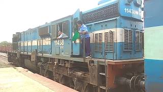 preview picture of video '57273 - Hubballi - Tirupati Passenger departing from Ballari Cantonment Halt'