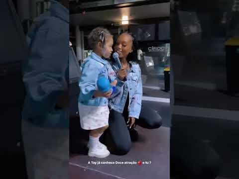 Yasmine canta com a sua filha "Doce Atração"