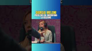 "Santa Madonna": Giorgia Meloni impreca dopo essere stata fermata per il microfono al Pulp Podcast