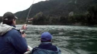 preview picture of video 'Salar de 14 kilos río Puelo sábado 02 de octubre de 2010.mpeg'