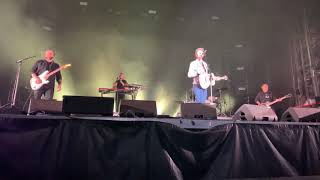 Patrice Michaud qui chante je cours après Marie a rimouski le 21 juillet 2019