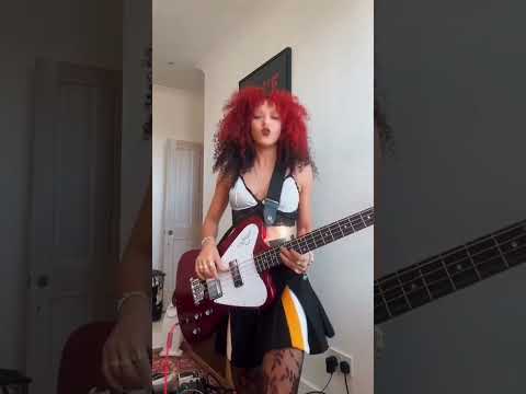 A riff to Afro headbang to ❤️‍🔥 #riff #bassist #pedalboard #altrock #novatwins