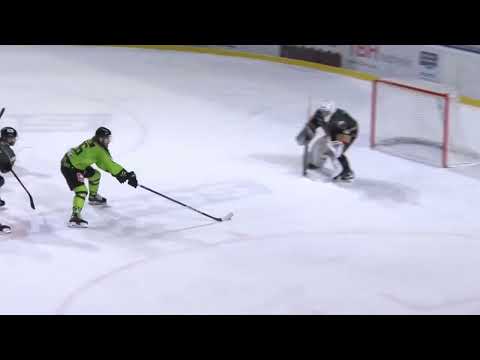 ,,Demitrovka" Patrika Bečku v zápase Vlci Žilina - HC Topoľčany