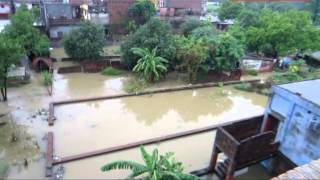 preview picture of video 'Gorakhpur: Life comes to standstill by water logging'