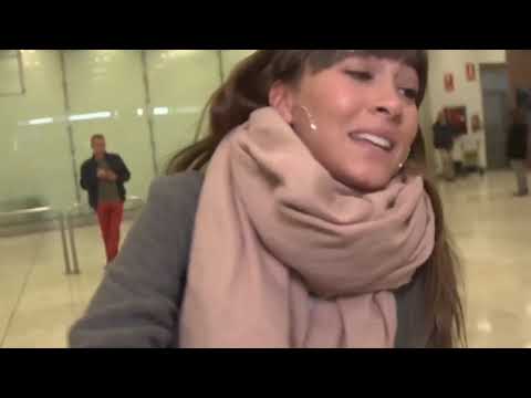 Aitana es incomodada por periodistas.