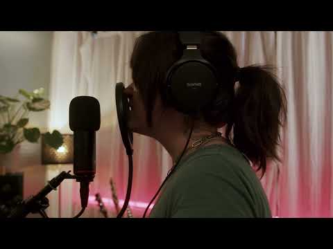 Connecting Microphones to your Scarlett 2i2