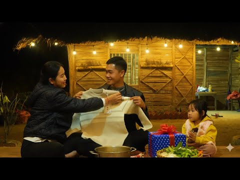 The mayor was delighted to receive his first gift from the single mother | Ly Tieu Nhien.