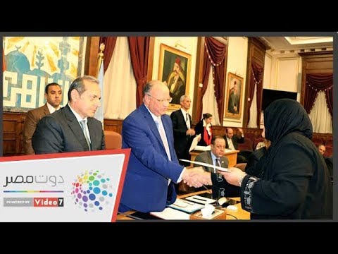 محافظ القاهرة يسلم 20 عقدا لملاك شق الثعبان