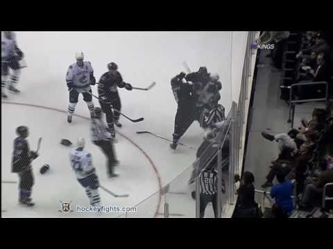 Andrew Alberts vs Wayne Simmonds Oct 15, 2010