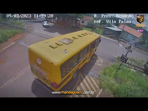 ÔNIBUS DO TRANSPORTE ESCOLAR COLIDE COM LOCOMOTIVA E DEIXA 02 CRIANÇAS MORTAS E MUITOS FERIDOS