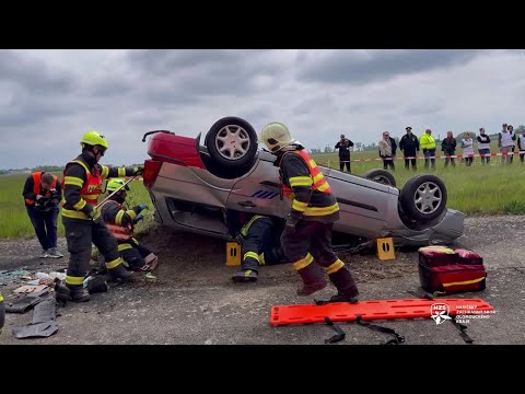Hasiči a záchranáři si nacvičili zásah u hromadné nehody dvou autobusů, tří aut a dodávky