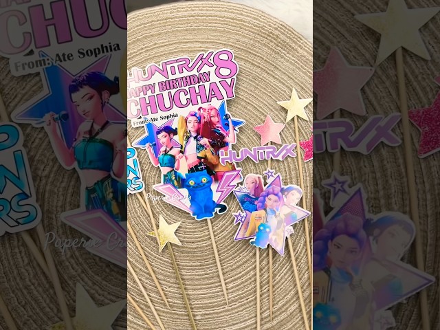 Vídeo relacionado con 48 piezas de decoración de cumpleaños de Hunters, mercancía de Hunters con pancarta de Feliz Cumpleaños, globos de letras y topper de pastel para decoraciones de fiesta de Demon y fanáticos celebrando