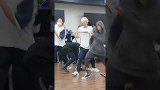 Download lagu Jimin's shoelaces untied during Fake Love rehearsal, and this is how he did it mp3 Download lagu Jimin's shoelaces untied during Fake Love rehearsal, and this is how he did it mp3