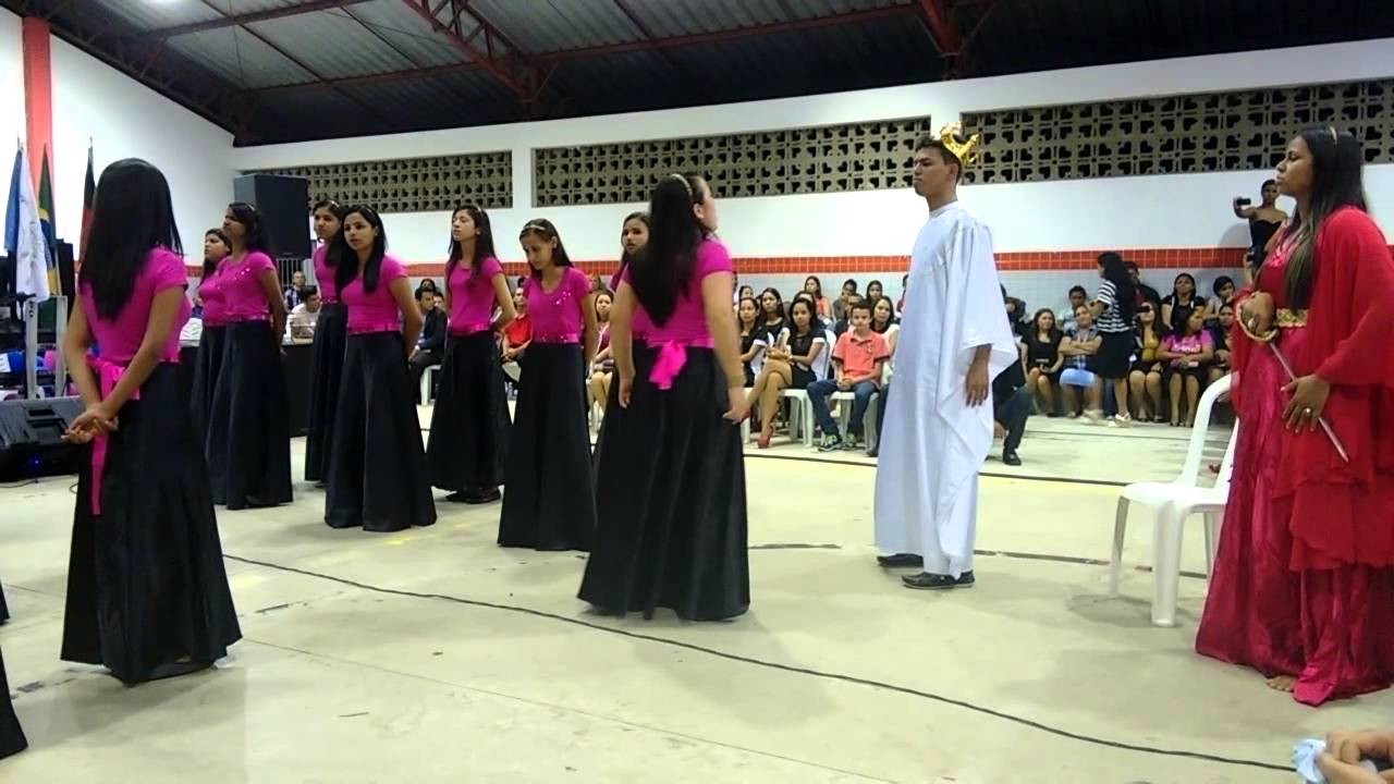 Grupo de gesto hino Rei acabe festa setor 13