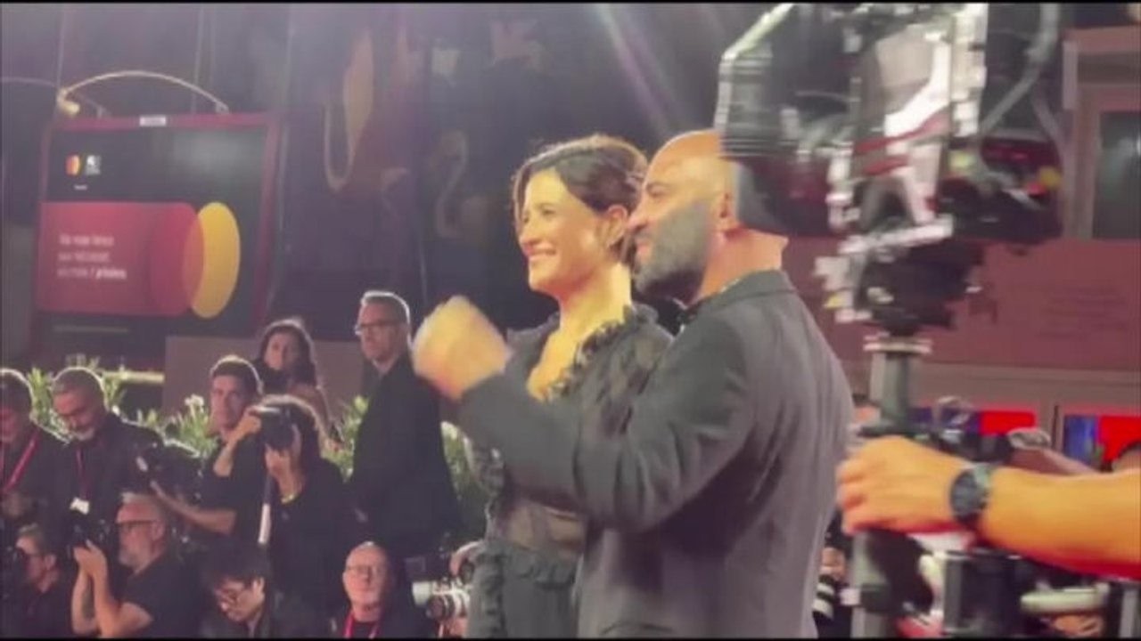 Venezia 83, Giuliano Sangiorgi con la compagna Ilaria Macchia sul red carpet