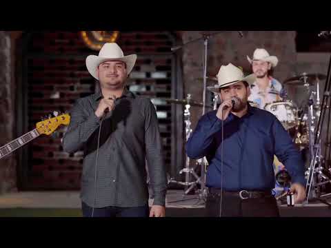 Grupo Arriesgado ft Los Chavalitos - Asi Es La Vida En California ( En Vivo )