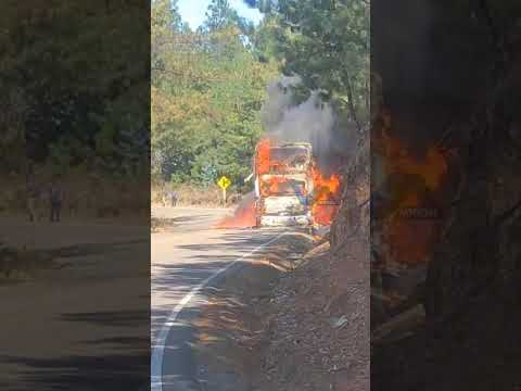 Un bus se incendió en el sector de K'uri, carretera de Mizque a Cochabamba. #ultimo #urgente