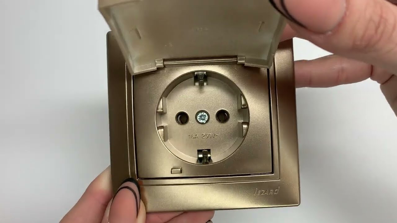 Розетка одинарна із заземленням та кришкою MIRA світло-коричневий перламутр з вставкою 701-3131-123В