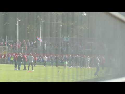 WSV-Fans feiern den Wuppertaler SV nach dem 0:2 bei Fortuna Düsseldorf U23