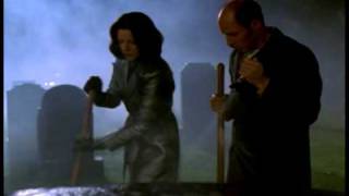 Miss Parker et Broots s'appr�tent � d�terrer le cercueil de Catherine Parker (VO)