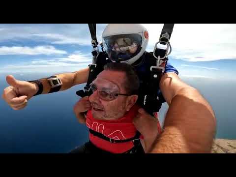 Manuel Saavedra, salta en paracaídas