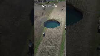 Download lagu Sinkhole Muncul di Situjuah Batua, Airnya Tampak Biru tapi Bening mp3