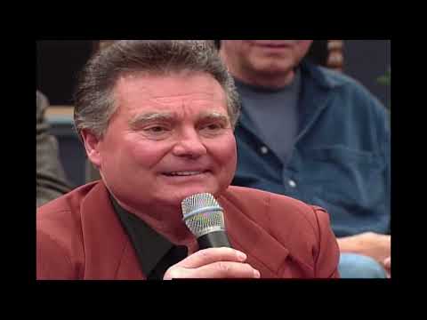 Leroy Van Dyke sings "Walk on By" live on Country's Family Reunion 2