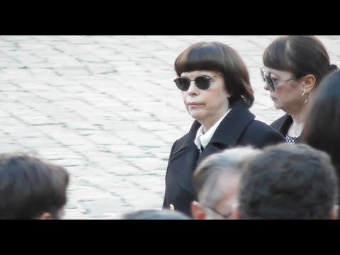 VIDEO Mireille MATHIEU arrive à l'hommage national pour Charles Aznavour le 5 octobre 2018