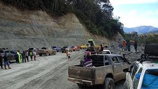 preview picture of video 'Peningkatan Jalan Mbenti Apui Kab Pegaf Prov.Papua Barat'
