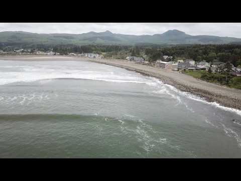Drónfelvételek a Seaside Cove-ról és a szörfösökről