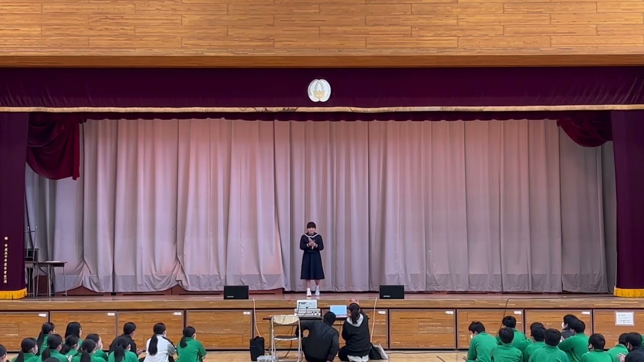中学３年間歌える事をひた隠しにしていた卒業生徒が初めて生徒の前で歌った アイノカタチ で号泣 卒業生絶叫 ザワザワから沈黙 そして大歓声へ　岩口和暖　体育館の子