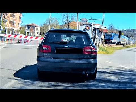 In attesa al passaggio a livello di Visone (AL) treno in transito #bahnübergang  #踏み切り