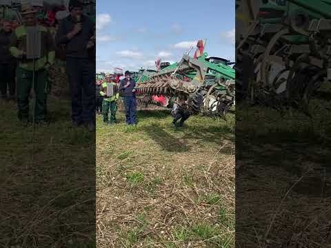 Vorstellung der EUM Vibrocut 3,00 beim Feldtag am 11. April 2024