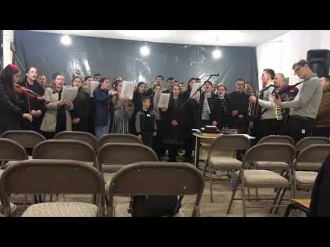 grupul de tineret cântă spre Slava Domnului Isus
