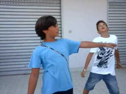 Abbiamo fregato un pallone a dei bambini e siamo stati sgamati   (poi glielo abbiamo ristituito)