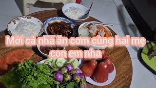 Download the video "Bửa cơm hôm nay cùng hai mẹ con em có thit kho mắm ruốc sườn non hằm củ nha.❤️❤️"