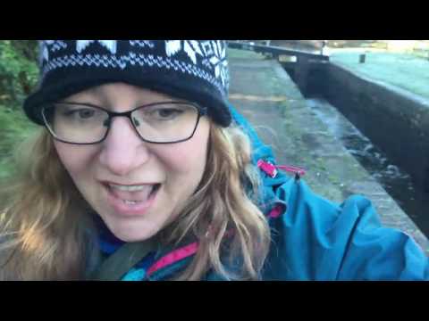 DANGEROUS FREEZING SLIPPERY narrowboat moving in winter | Cruising the North Stratford Canal
