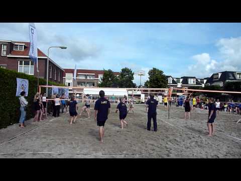 Joppie Beach Crew in actie tijdens Beachvolleybal in Enter 2011