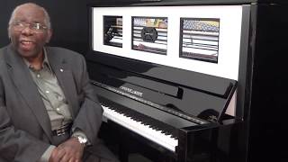 Oliver Jones met à l'essai le piano droit Magic de marque Esmonde White